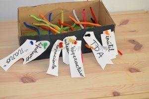 Manualidad  Topito terremoto caja con etiquetas.