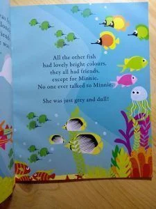 libro en inglés para niños página de Minnie the Minnow
